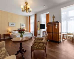 une chambre d'hôtel avec un lit et une table dans l'établissement Villa Salve, à Binz