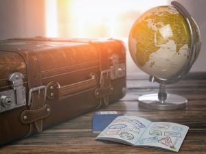 a globe and a book on a table next to a suitcase at AVALON ideal gelegen zwischen Europapark und Rulantica in Rust