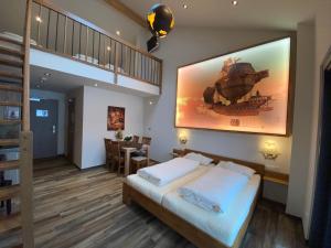 a bedroom with a bed and a large painting on the wall at AVALON ideal gelegen zwischen Europapark und Rulantica in Rust