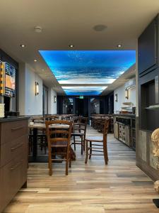 a dining room with a view of the ocean on the ceiling at AVALON ideal gelegen zwischen Europapark und Rulantica in Rust