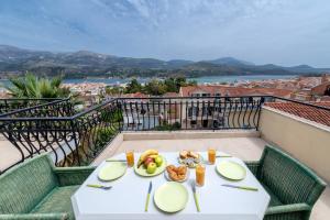 una mesa con platos de comida en el balcón en Europe Hotel, en Argostoli