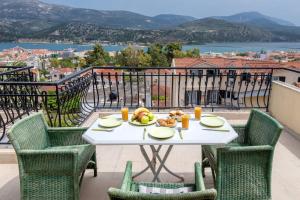 una mesa con un plato de comida en el balcón en Europe Hotel, en Argostoli