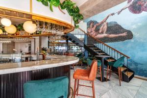 eine Bar mit grünen Stühlen und einer Treppe in der Unterkunft AP Eva Senses in Faro