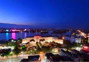 - Vistas a la ciudad por la noche con el agua en Century Riverside Hotel Hue, en Hue