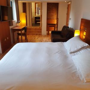 1 dormitorio con 1 cama blanca grande y sala de estar en Hope Street Hotel, en Liverpool