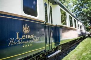 カンポ・ディ・トレンスにあるLuxury Lodge - Orient Express Lenerの線路上の青白列車