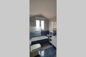 a bathroom with a toilet and a sink at Apartamento nuevo en El Astillero in El Astillero