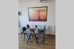 a dining room with a glass table and chairs at Apartamento nuevo en El Astillero in El Astillero