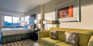 พื้นที่นั่งเล่นของ Holiday Inn Express & Suites Colorado Springs Central, an IHG Hotel