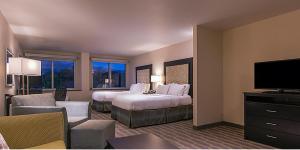 เตียงในห้องที่ Holiday Inn Express & Suites Colorado Springs Central, an IHG Hotel