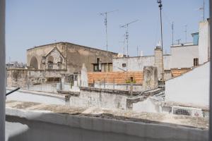 vista su un vecchio edificio dall'ultimo piano di Petrantiche - Albergo Diffuso a Putignano