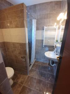 Fiesta Apartman tesisinde bir banyo