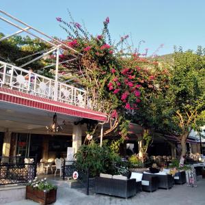 un restaurant avec des fleurs suspendues dans un bâtiment dans l'établissement Seyir Beach Hotel, à Ölüdeniz