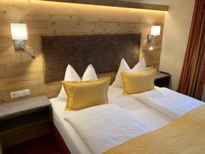 Tempat tidur dalam kamar di Hotel-Pension Das Platzl