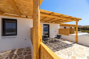 Omilos Beachfront House tesisinde bir balkon veya teras