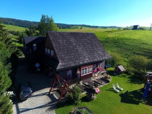 uma vista superior de uma casa com um telhado em Zrub Niki em Ždiar