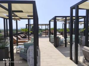 einen Pavillon mit Stühlen und Tischen auf einer Terrasse in der Unterkunft AM Palace in Ulcinj