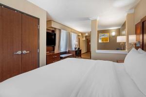 Krevet ili kreveti u jedinici u objektu Comfort Suites Broomfield-Boulder-Interlocken