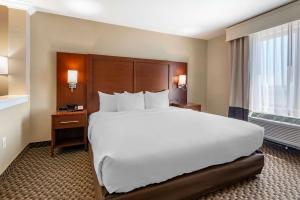 Krevet ili kreveti u jedinici u objektu Comfort Suites Broomfield-Boulder-Interlocken