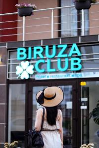 Oaspeți care stau la Biruza Club