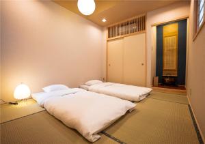 Una cama o camas en una habitación de 谷町君・星屋・城下の宿