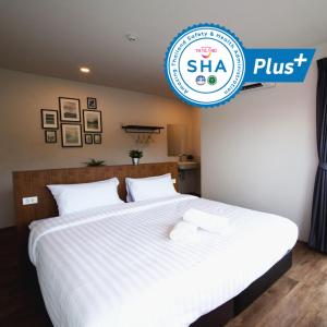 Rúm í herbergi á The Arbern Hotel x Bistro - SHA Extra Plus