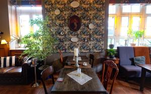 sala de estar con mesa de madera y sillas en Hotel Beim Schupi Karlsruhe, en Karlsruhe