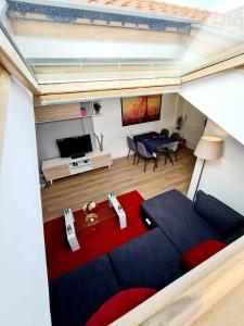 a living room with a couch and a tv at Apartamento nuevo en El Astillero in El Astillero