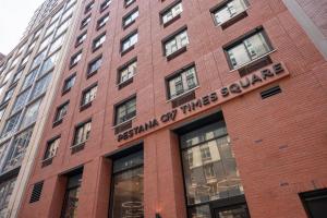 um edifício de tijolos vermelhos com um sinal em Pestana CR7 Times Square em Nova Iorque