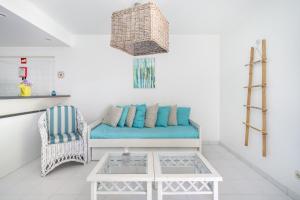 uma sala de estar com um sofá e uma mesa em Vilarosa Oceanside by Encantos do Algarve - 1B em Portimão