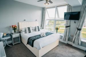 um quarto com uma cama e uma janela em OYO Minerva Guesthouse em Newquay