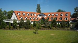 Un jardín fuera de HOTEL Hraniční zámeček