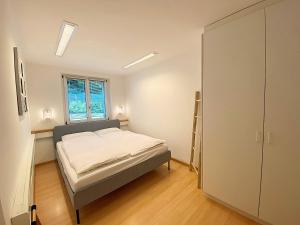 A bed or beds in a room at Seeblick an Luxusmeile 4P, 70m2 - Parkplatz, - S11-1