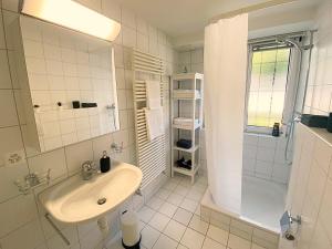 A bathroom at Seeblick an Luxusmeile 4P, 70m2 - Parkplatz, - S11-1