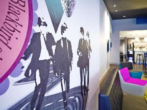 un muro con un dipinto di persone sopra di Ibis Styles Liverpool Centre Dale Street - Cavern Quarter a Liverpool