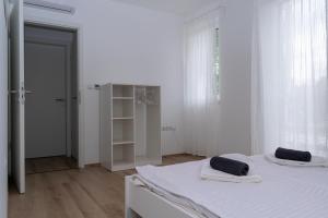 Vuode tai vuoteita majoituspaikassa Zamárdi Árnyas Apartman