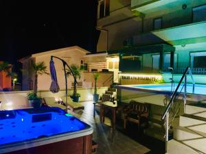 Zimmer mit Pool und Badewanne in der Unterkunft Apartments Tati in Ulcinj