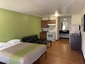 Кухня или кухненски бокс в Motel 6-Longview, TX - North