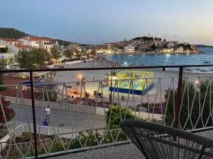 uma vista a partir de uma varanda de uma praia com um parque infantil em Rooms 22 - Beachfront em Primošten