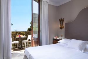 เตียงในห้องที่ Hotel Villa Taormina