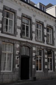 un ancien bâtiment en briques avec une porte et des fenêtres dans l'établissement Boutique hotel Sint Jacob, à Maastricht