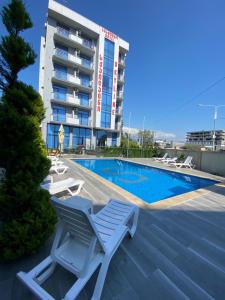 A piscina localizada em Hotel Skyline Batumi ou nos arredores