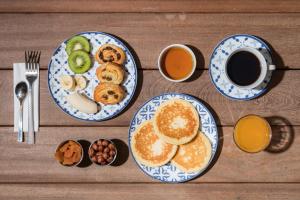 einen Tisch mit Frühstücksteller und Tassen Kaffee in der Unterkunft Abaca Messidor by Happyculture in Paris