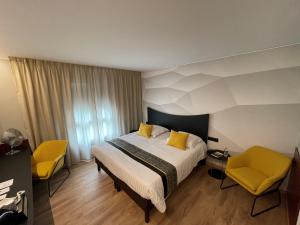 Cama ou camas em um quarto em Logis Hotel Center