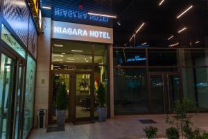 埃尔比勒Niagara Hotel Erbil的大楼前的马扎扎酒店标志