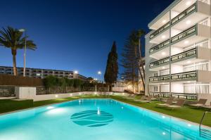 uma grande piscina em frente a um edifício em Roca Verde - Playa del Inglés em Playa del Inglés