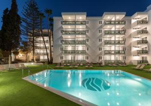 um hotel com piscina em frente a um edifício em Roca Verde - Playa del Inglés em Playa del Inglés