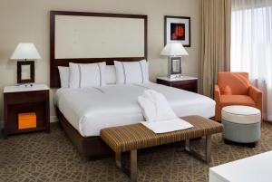 Ліжко або ліжка в номері Hyatt Regency Suites Atlanta Northwest