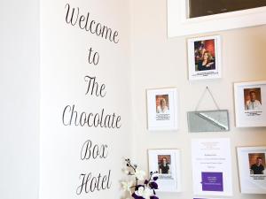 The Chocolate Box Hotel في بورنموث: جدار بالصور وترحيب في قالب الشوكلاته