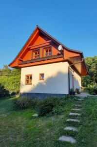 une maison avec un toit orange et un escalier dans l'établissement Chata nad lázeňským údolím, à Luhačovice